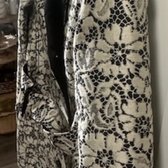 Burberry London Lace Pat. SILK/Plystr Trench Coat - MSRP. $1350.00 - SIZE 4 - Picture 7 of 16